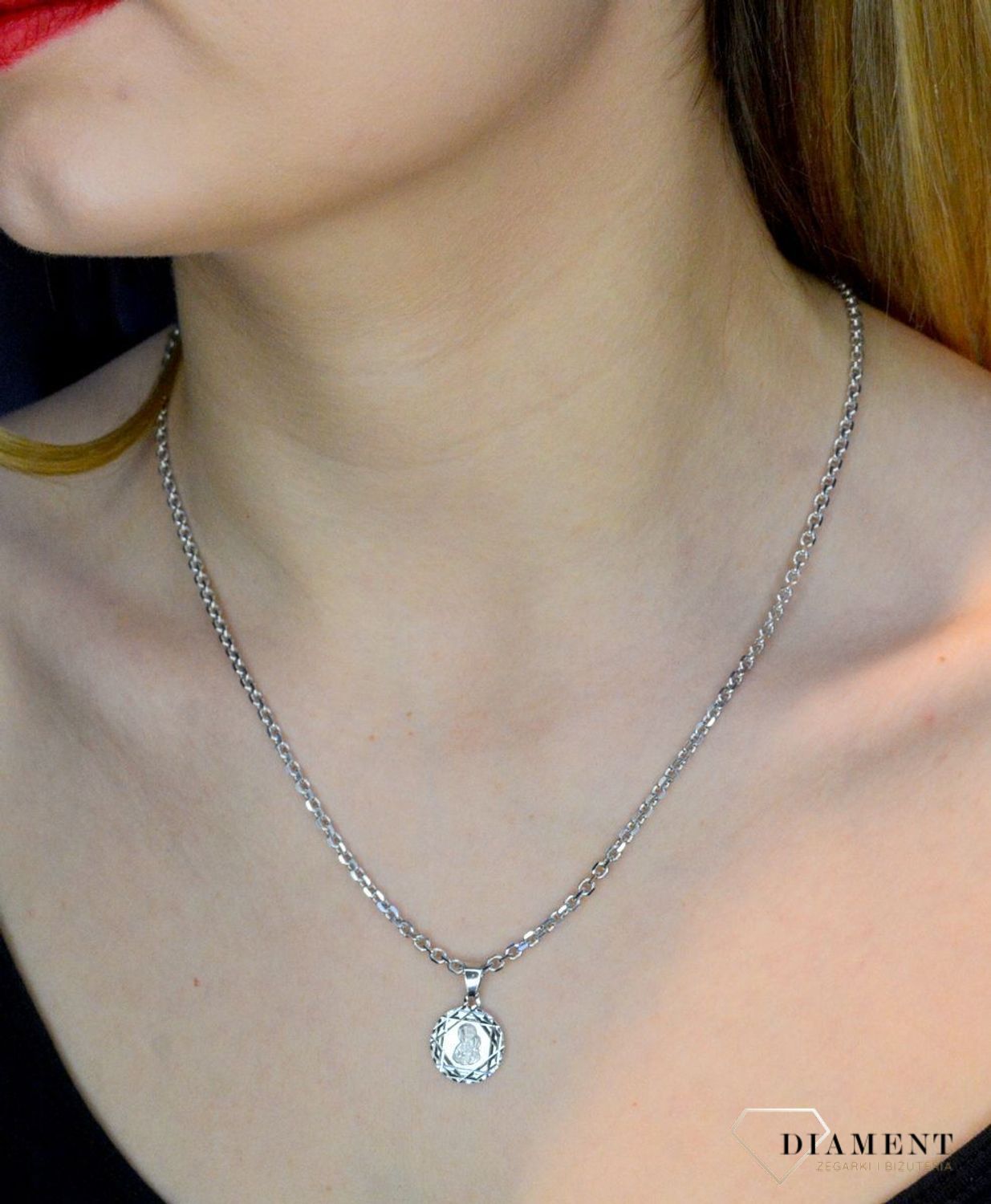 Srebrny łańcuszek o splocie ankier 925 2,3 mm rodowany DIA-LAN-759212R-925 2,3mm. Efektowny splot, który przez swoją uniwersalną strukturę jest idealną bazą do rozmaitych wisiorków oraz dodatków. W ofercie naszego sklepu dos.jpg